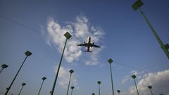 Un avi&oacute;n sobrevolando el ILS de Alvedro en una imagen de archivo del 2016