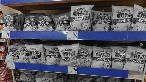 Imagen de una estanter�a en una tienda de Jap�n en la que se pueden ver las bolsas de los aperitivos de Colbee te�idas de blanco y negro.