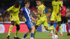 Amatucci, rodeado de rivales en un lance del partido contra el Villarreal