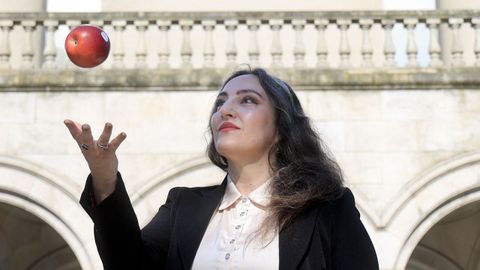 A escritora, en xullo, lanza unha maza Cosmos ao aire diante da Casa das Ciencias da Coru�a, unha das coordenadas vitais da s�a infancia e adolescencia.