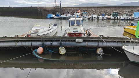 Estado en el que qued� la embarcaci�n hundida, que estaba amarrada al pantal�n