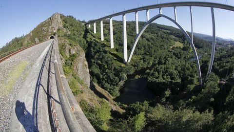 Las vías del tren de Gundián son de fácil acceso