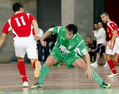 Gir�n trata de cortar la progresi�n de un jugador del Superti. 