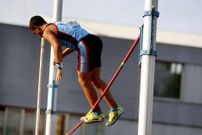 Un atleta realiza un salto con p�rtiga en el CGTD.