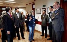Quintana, ayer en Vigo con varios armadores y el presidente del puerto (a su izquierda).