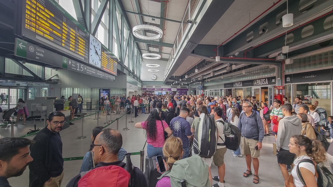 Viajeros atrapados en Santiago sin trenes ni información: «No sabemos cuánto durará esto»