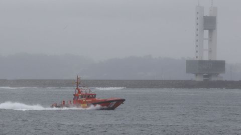 Una lancha de Salvamento Marítimo navegando por el entorno de la torre de control de A Coruña, el centro de coordinación de Sasemar (foto de archivo)