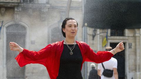 Una mujer combate el calor en Ucrania.