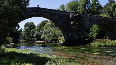 Puente de San Clodio sobre el río Avia, en Leiro.