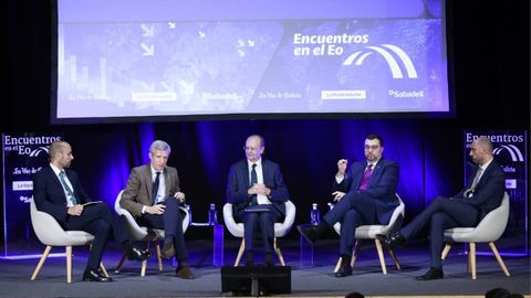 El director de La Voz de Asturias, Luis Fern�ndez; el presidente de la Xunta de Galicia, Alfonso Rueda; el director de la Fundaci�n Santiago Rey Fern�ndez-Latorre, Xos� Luis Vilela; el presidente del Principado, Adri�n Barb�n; el director de La Voz de Galicia, Rub�n Santamarta, en la octava edici�n de los Encuentros en