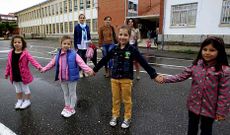 Lola, Pili y Mari el viernes, a las puertas del colegio Rosal�a de Castro, que en julio y agosto acoger� la Escola de Ver�n de O Grove. 
