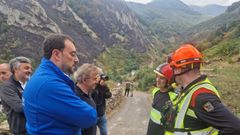 El presidente del Principado de Asturias, Adrián Barbón, ha visitado hoy las zonas afectadas por los incendios forestales en Perl.lunes, junto con el alcalde de Somiedo, Belarmino Fernández; la alcaldesa de barrio de Perl.lunes, María Dolores Fernández, y el consejero de Movilidad, Medio Ambiente y Gestión de Emergencias, Alejandro Calvo