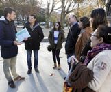 El experto, con los participantes en la ruta de la ma�ana. 