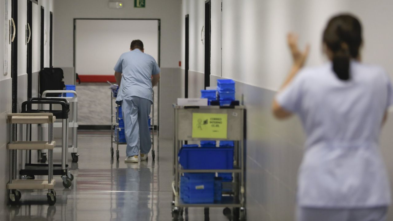 Sobrecarga física y déficit de plantilla: así ven su trabajo los auxiliares de enfermería