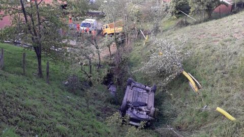 Accidente entre un turismo y un cami�n en Tineo