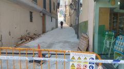 Un polic�a custodia la calle del casco viejo en la que se produjo el hallazgo