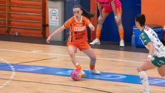 Sandra Pumares, con el bal�n durante el partido contra el Rold�n.