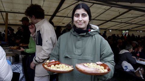 La organizacin reparti 450 mens de panceta, chorizo y castaas