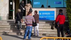 n la jornada de ayer comenz� la administraci�n de la tercera dosis de refuerzo a los treinta�eros en el �rea sanitaria. En el hospital de Barbanza estaban citadas 850 personas y para hoy se repite la cifra. M�s de 11.000 pasar�n entre ayer y hoy por la Cidade da Cultura.