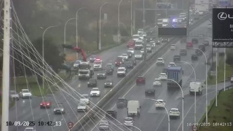 La grúa retirando el coche que quedó montado sobre el quitamiedos desde la noche anterior
