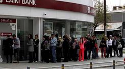 Los clientes del Laiki Bank se agolpaban ayer en los cajeros, ante los rumores de que el efectivo se acabar�a en unas horas.