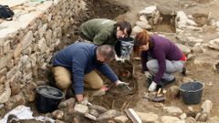 Un momento de las excavaciones realizadas en el cementerio medieval situado en el recinto del castro de Cereixa