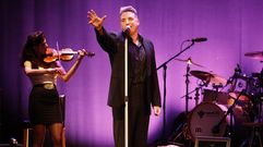 Loquillo actuando en el Teatro Col�n en el a�o 2012