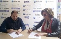 Raquel Arias e Manuel Blanco asinando a promoci�n do leite. 