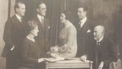 Sentados en sillas, Luc�a Canosa, esposa de Manuel Candia, y los cuatro hijos del matrimonio