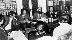Jos� Mar�a Gil Robles en el centro, con barba