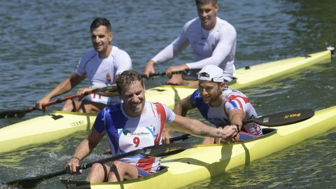 La pareja formada por franceses Quentin Urban y Jeremy Candy, vigentes vencedores del el Sella y campeones en el ltimo Europeo, han vuelto a imponerse al sprint en la 85 edicin del Descenso Internacional del Sella, una prueba en la que han tomado la salida unos 1.100 palistas de 18 pases. y que este ao se ha visto dificultada por el bajo caudal del ro y la bajamar