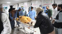 Llegada a un hospital afgano de heridos tras al terremoto de magnitud 6,3 registrado 
