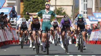 Lotte Kopecky abre los brazos en se&ntilde;al de victoria en la meta lucense de Antas de Ulla