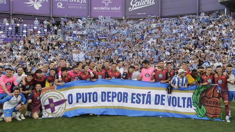 La plantilla del D�por sostiene una pancarta que parafrasea una frase dicha por Mella en el anterior ascenso a Segunda Divisi�n.
