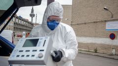 Un t�cnico descarga, este s�bado, un respirador a las puertas del Hospital Gregorio Mara��n de Madrid