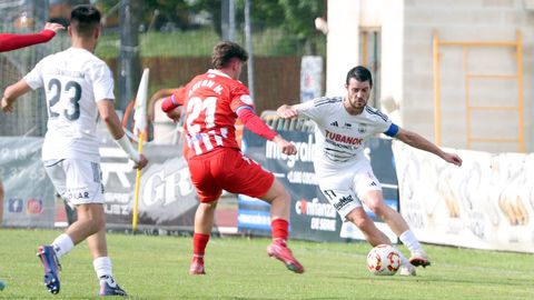 Hugo (con el baln), encara a Antn Nez en el partido disputado entre el Noia y Polvorn.