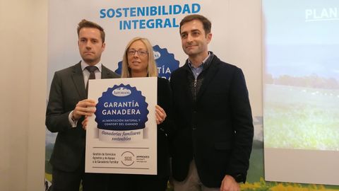 Manuel Reineiro fern�ndez, Estefan�a Iglesias y Ram�n Garc�a en la sede de Central Lechera Asturiana en Granda, Siero