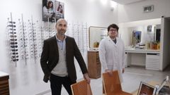 Alberto Neira Festa, a la izquierda, con un trabajador, este martes en la �ptica Festa reci�n inaugurada en Federico Tapia