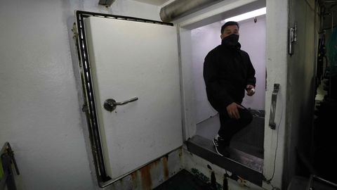 El ascensor que conduce a las neveras alivia el trabajo de los tripulantes