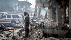 Personal m�dico en un centro sanitario de Bourj Qalaway, L�bano, bombardeado por Israel.