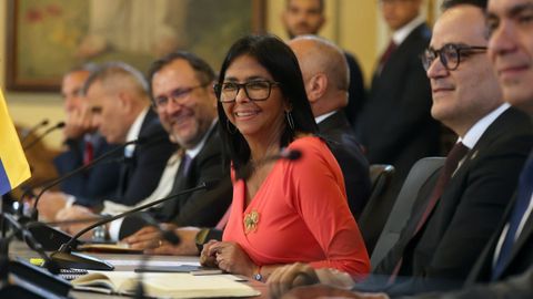 La mandataria encargada de Venezuela, Delcy Rodr�guez, asiste a una reuni�n con el presidente de Colombia, Gustavo Petro, este viernes en Caracas (Venezuela).