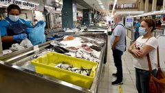 Tres o cuatro veces por semana recomiendan consumir pescados, como estos que vend�an a principios de mes en una pescader�a de la plaza de Teis (Vigo) 
