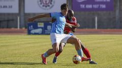 Tonini, de celeste, protege el baln ante un jugador del Centro de DeportesBarco