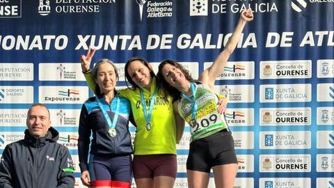 Millares (en el centro de la imagen) acompa�ada en el podio por dos atletas.