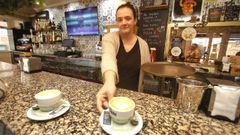 Jennipher Chaldu, propietaria del bar La Romer�a, en el barrio de A Residencia, subi� el caf� a principios de a�o y ahora cuesta 1,60