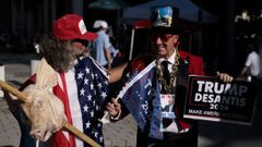 Un detractor de Trump y un partidario, estee martes� ante el tribunal de Miami.