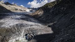 Vista a�rea de la lengua del Glaciar del R�dano (Rhonegletscher) muestra un agujero formado por el derretimiento del hielo durante una visita al glaciar en los Alpes del cant�n de Valais, Suiza.