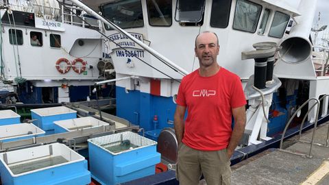 �skar Etxebeste, patr�n y armador del Itsas Lagunak, bonitero que pesca con cebo vivo, ayer, cuando el pesquero regres� al caladeros tras atracar de arribada el d�a anterior en el puerto de Celeiro (Viveiro).