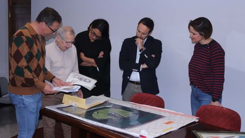 Veiras Manteiga explic� algunas curiosidades de las obras que ha donado al Concello de Lousame