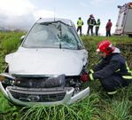 Un integrante del GES inspecciona el coche. 